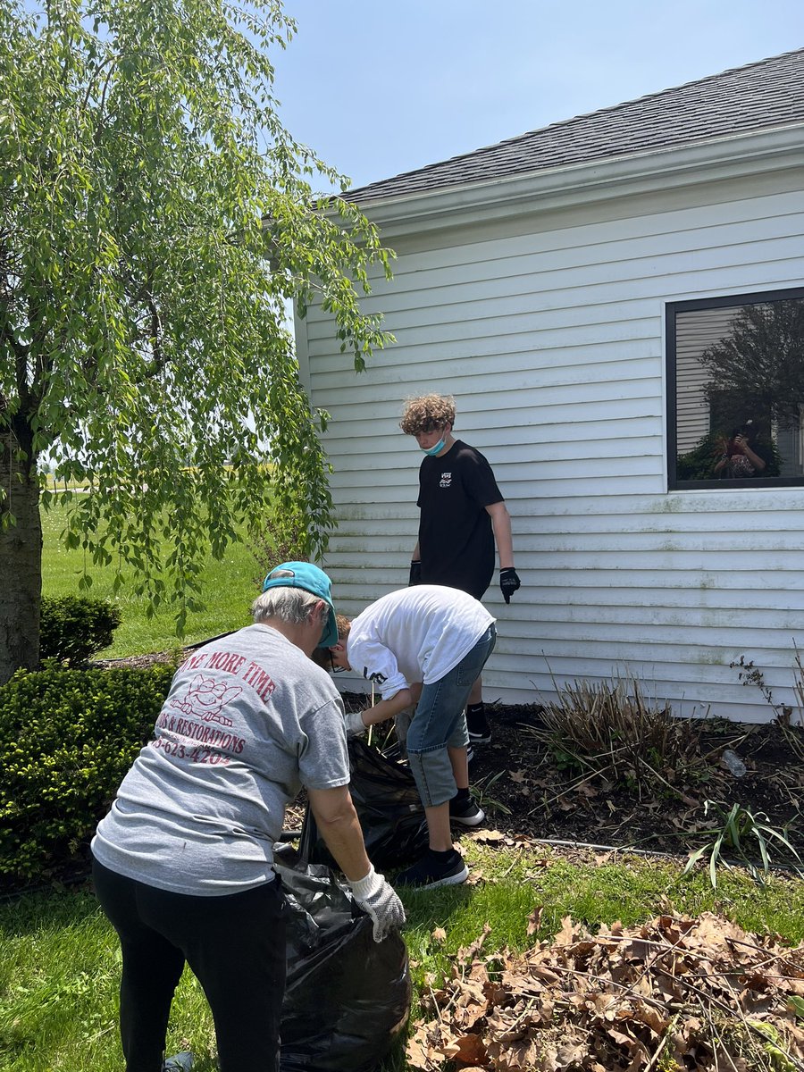 bryang44's tweet photo. 22 students cleaning Madison Christian Church on this beautiful day! #FJSHSDayofService @FranktonEagles @CDietzer https://t.co/HAnycG617n