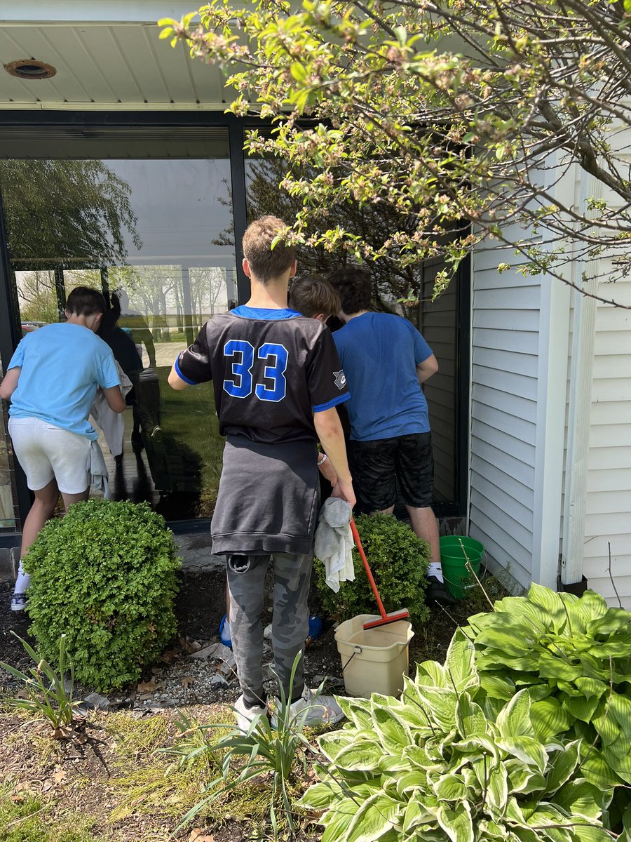 bryang44's tweet photo. 22 students cleaning Madison Christian Church on this beautiful day! #FJSHSDayofService @FranktonEagles @CDietzer https://t.co/HAnycG617n
