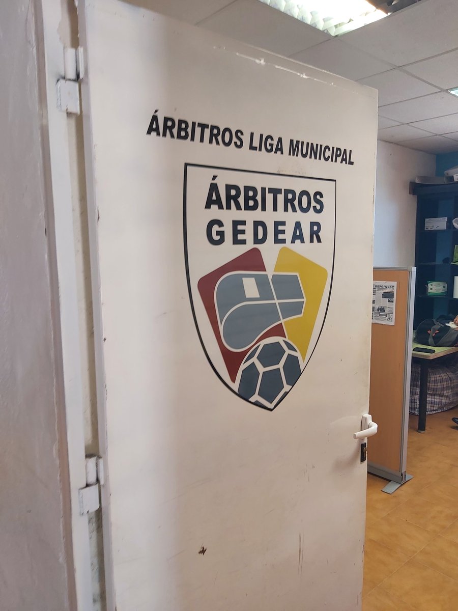 arbitrosgedear's tweet photo. El trabajo de @IncoPrint ha sido fantástico. Este es el resultado de la puerta de nuestra oficina de los campos @IkerCasillas. https://t.co/R52QeWqdX1