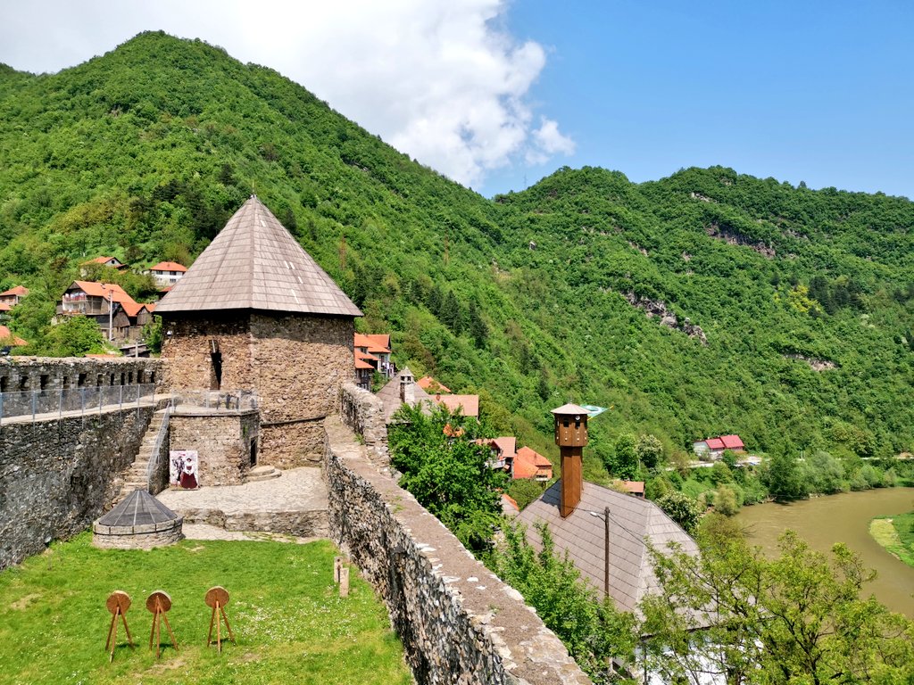 Americhhi's tweet photo. Vranduk je još jedan kulturni i pejzažni biser nedovoljno poznat, sa neiskorištenim potencijalom.
U klancu, gdje se rijeka poput vjernika pregiba, historija buja. Ovu utvrdu je zaobišao i Eugen Savojski. To je kraljevska Bosna. I kad se pregiba, ona tu stoji uspravno.
#Vranduk 🇧🇦 https://t.co/yeuJZwo5Zo