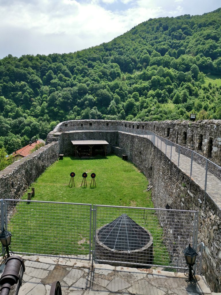 Americhhi's tweet photo. Vranduk je još jedan kulturni i pejzažni biser nedovoljno poznat, sa neiskorištenim potencijalom.
U klancu, gdje se rijeka poput vjernika pregiba, historija buja. Ovu utvrdu je zaobišao i Eugen Savojski. To je kraljevska Bosna. I kad se pregiba, ona tu stoji uspravno.
#Vranduk 🇧🇦 https://t.co/yeuJZwo5Zo