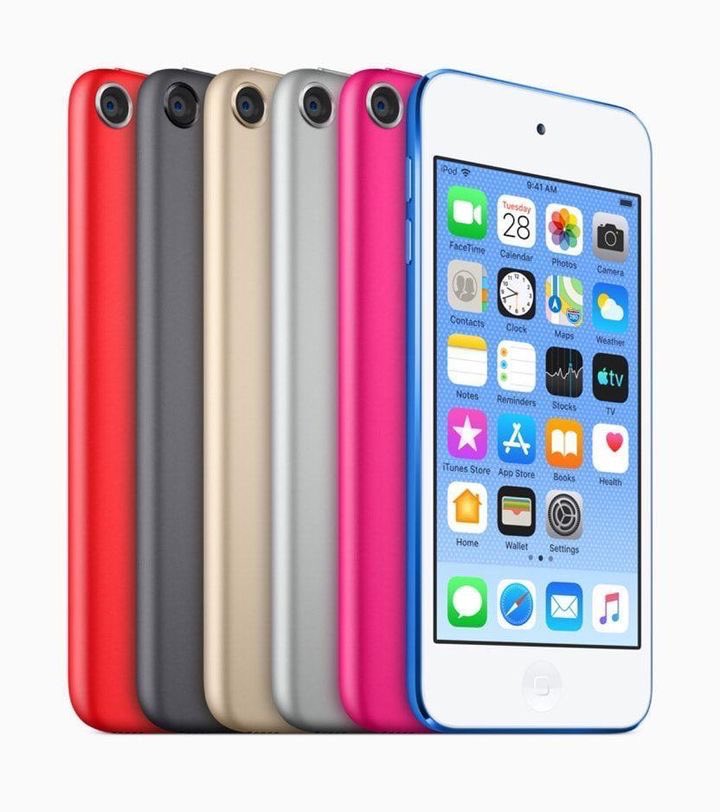 AskSmartphones's tweet photo. ¡SE NOS VA UN CLÁSICO!😪

Apple ha confirmado de forma oficial que el muy conocido y emblemático iPod Touch será descontinuado!!
Los únicos que se seguirán vendiendo son las pocas unidades presentes en tiendas, cuando se agoten ya no se venderán más.
#iPod #apple #iPodtouch https://t.co/TmlG6PPJz5