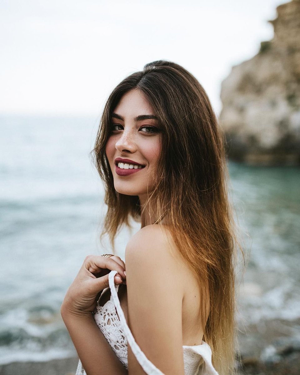 HawkeBeast's tweet photo. La he traído a la playa solo para que se le llene la cara de pecas y ver si me puedo reír de ella, pero la cabrona me distrae. https://t.co/pZam8nepF9