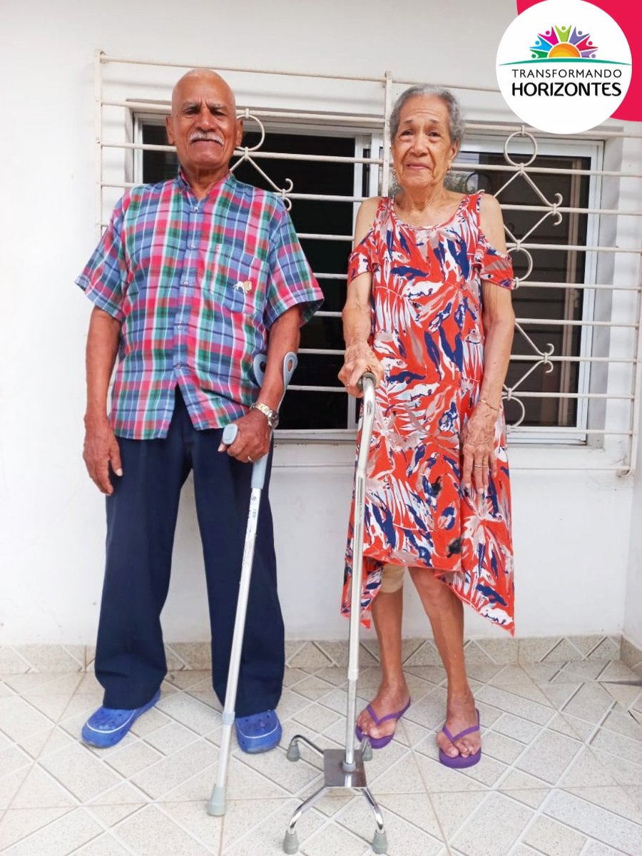 FThorizontes's tweet photo. #TransformandoHorizontes : Entregamos un bastón canadiense al sr Jesús Contreras Elles de 77 años, quien no puede caminar con facilidad por su edad y un bastón cuatro apoyos a su esposa Mélida Bastidas Gascón de 66 años, quien sufrió una fractura de cadera y padece de artrosis. https://t.co/xx3wgpEArn