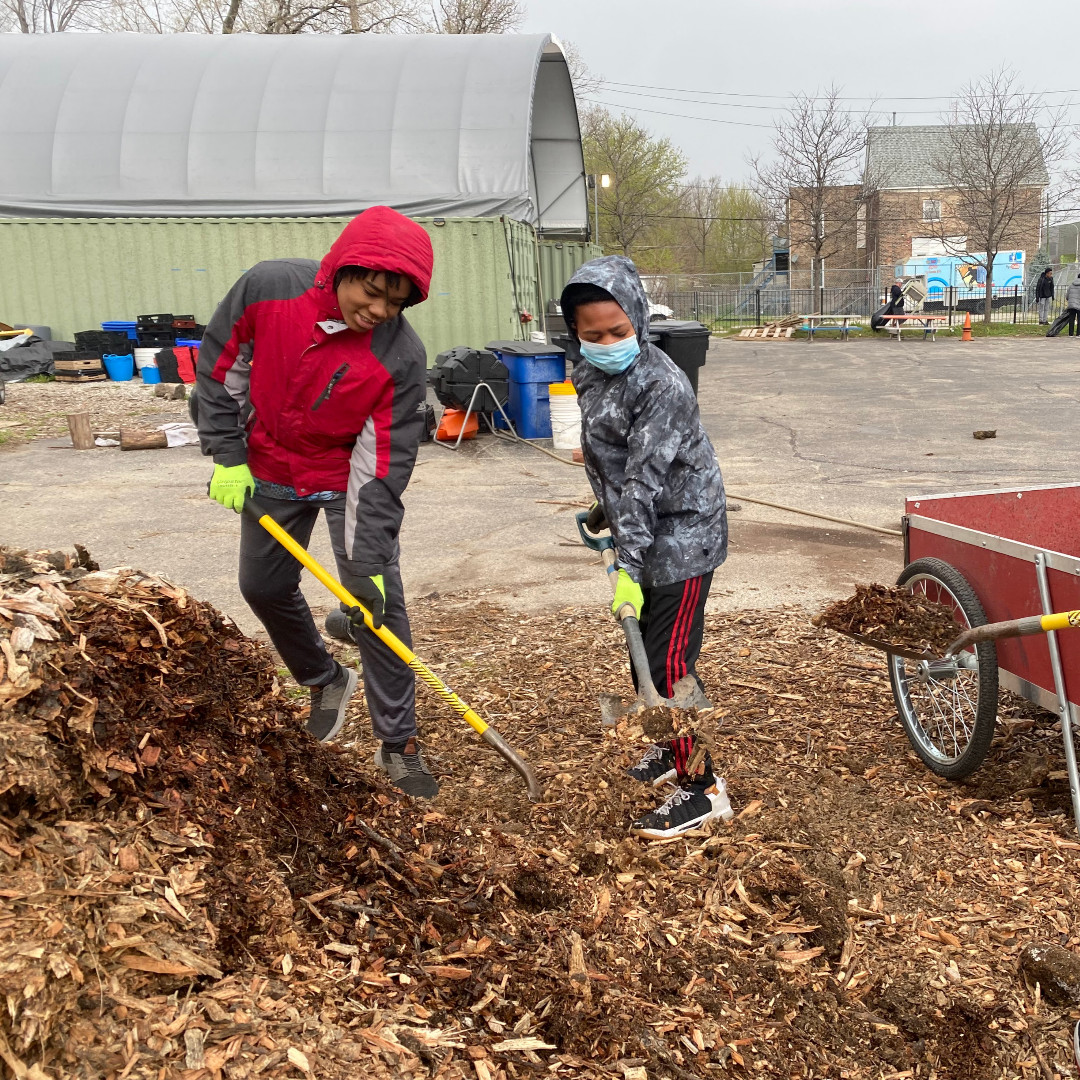 ComerCenter's tweet photo. We hosted mentees from our community partner @champsmentoring and alumni from @Stanford on our farm. We did essential spring farm maintenance, built up our bee pasture, shared freshly harvested carrots and even ate kale flowers for the first time!  #gcyc #comercrops #urbanag https://t.co/3q7XecryGf