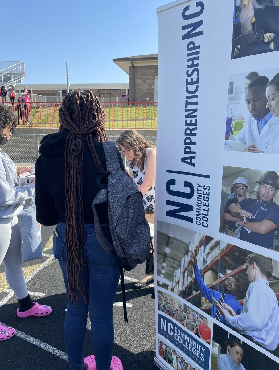 Ed_ChangeAgent's tweet photo. CMS Olympic High School Scholars participated in an outside Career Exploration Palooza on their track/football field! Way to go Career Dev Coordinator (CDC) Towonder Sain and CTE school staff!! #SunnyDayforCareerOpportunities #CreativeApproach #EngagedStudents #CMSCTE @CTEforNC https://t.co/bCSgvPvCQ4