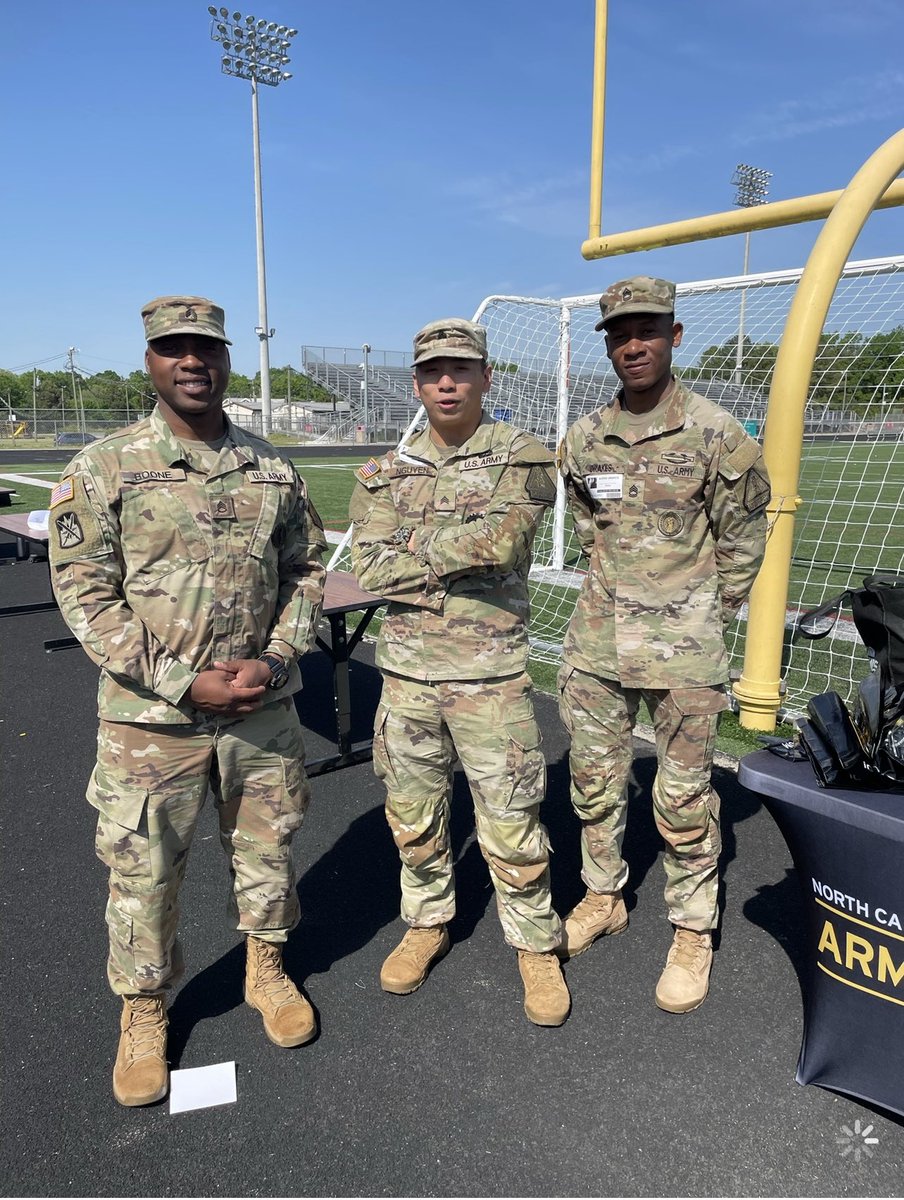 Ed_ChangeAgent's tweet photo. CMS Olympic High School Scholars participated in an outside Career Exploration Palooza on their track/football field! Way to go Career Dev Coordinator (CDC) Towonder Sain and CTE school staff!! #SunnyDayforCareerOpportunities #CreativeApproach #EngagedStudents #CMSCTE @CTEforNC https://t.co/bCSgvPvCQ4