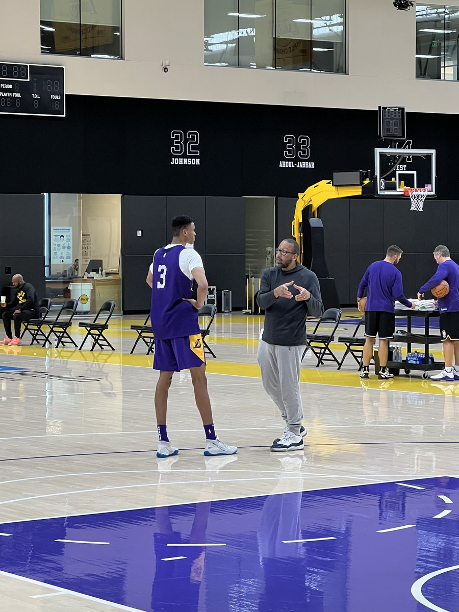 jovanbuha's tweet photo. David Fizdale working with Kaodirichi Akobundu-Ehiogu post-draft workout https://t.co/wZNLwoQPHW