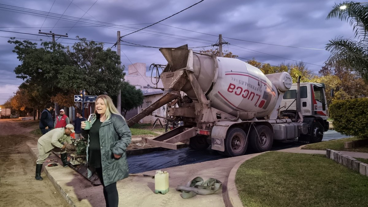 7 am. Hormigona la primera cuadra de pavimento hecha, después de más de 16 años, con fondos propios del Municipio y la contribución por mejora de los Vecinos.