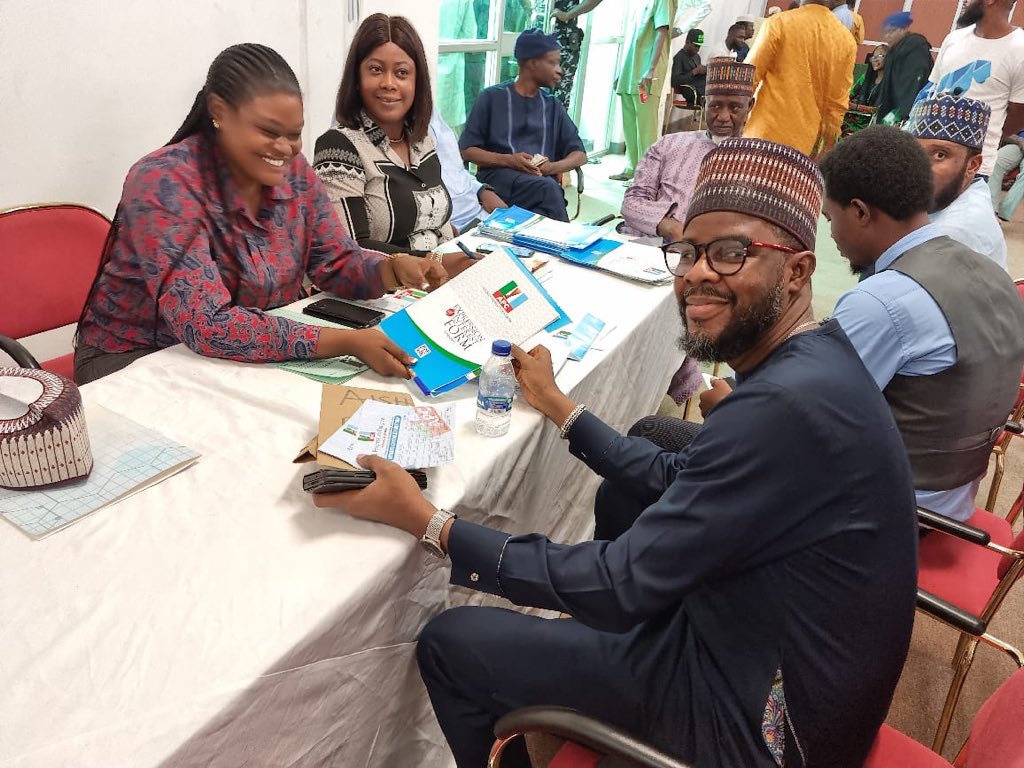 anottytuta's tweet photo. You can't be seating Next to his Excellency and not blush or smile!!
@SaiBukky @SEN_OLUBASH 
#mobrimah #brimahkwara #okajue #fedhouseofrep #okoarugbo https://t.co/fWMpEsMM1N
