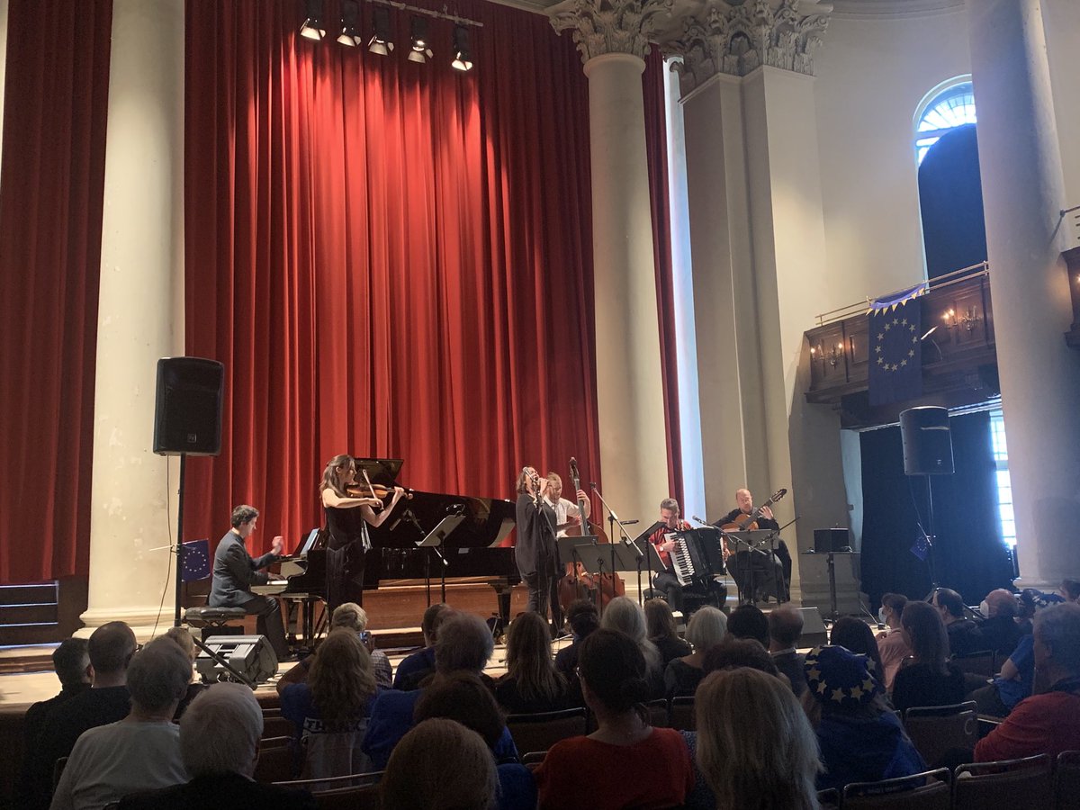 FranchiLiza's tweet photo. Wonderful Sunday afternoon attending ⁦@RomanoEnsemble⁩ talented musicians ⁦@romanoviazzani⁩ London Tango for Europe Day ⁦@FranchiSeedsUK⁩ great speech Paolo @EUflagmafia⁩ @EUFlagsTeam⁩ @StJohnsSmithSq⁩ #EuropeDay #Tango #LiveMusic https://t.co/dVTULJzB6f