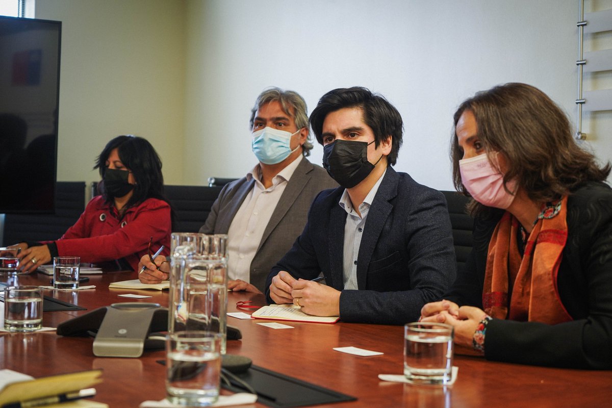 Canciller @UrrejolaRREE y Subsecretario <a href="/jmahumadaf/">José Miguel Ahumada</a> se reunieron con <a href="/GoogleChile/">Google Chile</a>. Abordaron la transformación digital en Latinoamérica, política comercial inclusiva y sostenible, cadenas regionales de valor para potenciar el intercambio y desarrollo productivo en la región 🌎