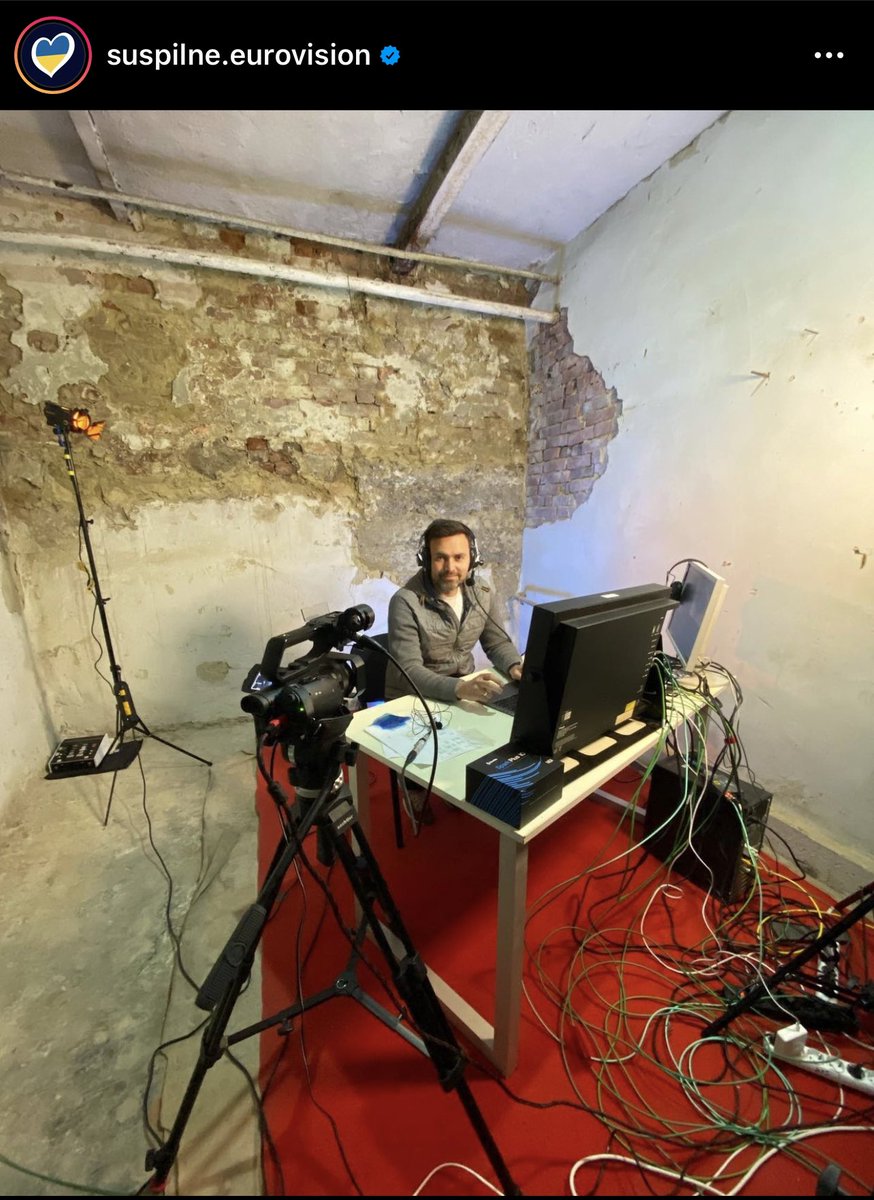 🇺🇦 Ukraine’s #Eurovision commentator Timur Miroshnychenko is broadcasting from a bomb shelter this evening.
