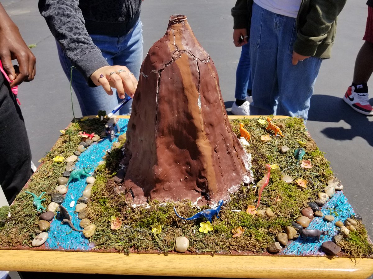 WagnerHolt's tweet photo. Our 6th graders present their volcano projects to their 3rd grade buddies.
#OrcasStriveforAchievement
#CrossAgeBuddies
#CaringSchoolCommunity
@lodiusd https://t.co/jtthGmM9H5