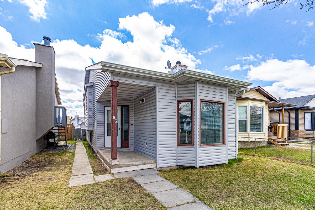 DrummerRealty's tweet photo. FOR SALE 🔑🏠
MOST AFFORDABLE DETACHED HOME IN TARADALE. This spotless 2+1 bedroom home is in terrific shape. A sliding patio door off the dining area leads to the south-facing backyard and OVERSIZED SINGLE GARAGE.

Call your favorite realtor to show!! (25595618) https://t.co/UeKcbtEqvd