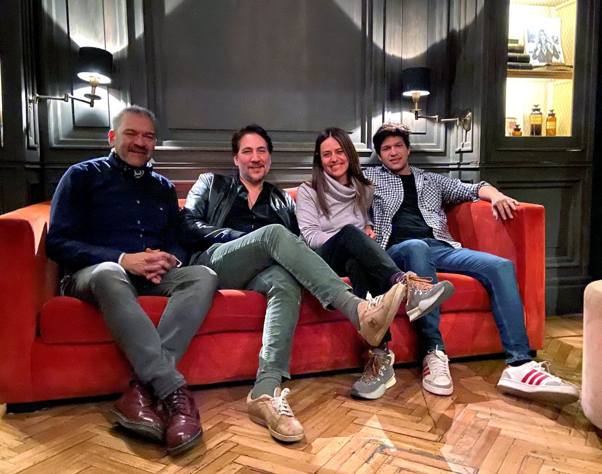 ¡Comenzó el rodaje de #PensamientoLateral, una película coproducida por #Torneos y 16:9 Cine!

✍️Escrita y dirigida por Mariano Hueter, este thriller psicológico es protagonizado por Itziar Ituño, Alberto Amman, Mauricio Paniagua y César Bordón.