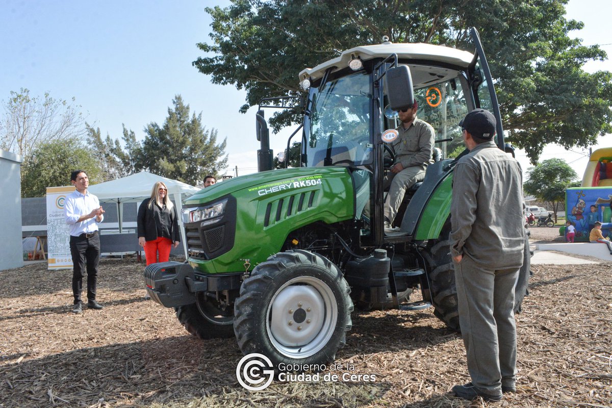 12.30 am. Presenta un tractor 0 km adquirido con fondos propios del Municipio que va a reforzar y prestar mejor servicio de riego.