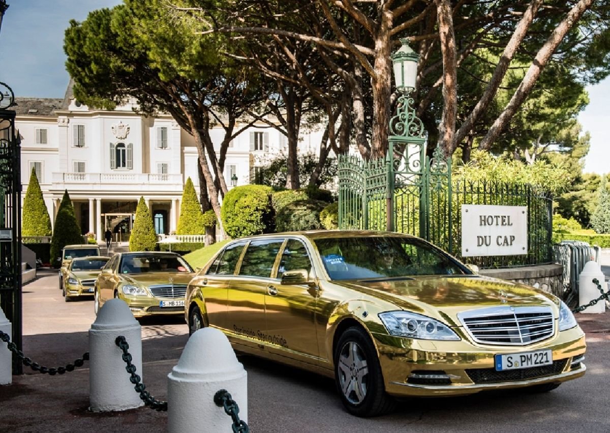 UltimativCars's tweet photo. And the story continues: @CoolCarCrafts is n°221.

When in 2012 the 65th "#Festival de #Cannes" started, promoter #MercedesBenz came up in-style w/ a Golden fleet, which incl. next to a CLS &amp; G-Class, two #SClasses/#SKlasse [#W221]:
a regular one &amp; a #Pullman-version.

#GOLD FTW https://t.co/tCkKQ7VzBx