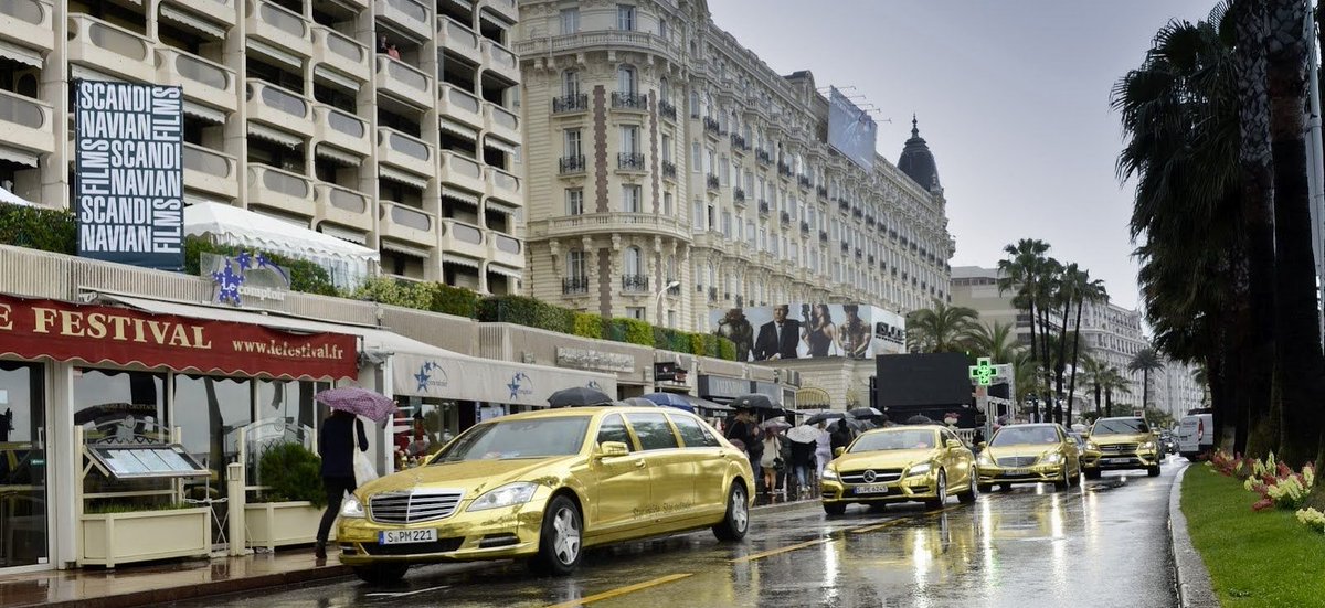UltimativCars's tweet photo. And the story continues: @CoolCarCrafts is n°221.

When in 2012 the 65th "#Festival de #Cannes" started, promoter #MercedesBenz came up in-style w/ a Golden fleet, which incl. next to a CLS &amp; G-Class, two #SClasses/#SKlasse [#W221]:
a regular one &amp; a #Pullman-version.

#GOLD FTW https://t.co/tCkKQ7VzBx