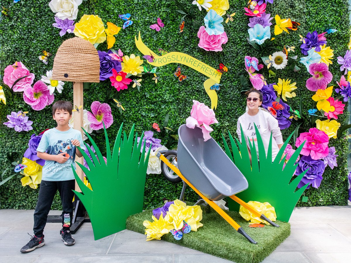 RosslynVA's tweet photo. π Have you noticed our Big Blooms around the neighborhood? Share a picture of them with hashtag #RosslynRefresh for a chance at a $50 restaurant gift card! There will be a new winner every week through May 22: https://t.co/8kGYzx3dhb https://t.co/YkGVvJZ2AP