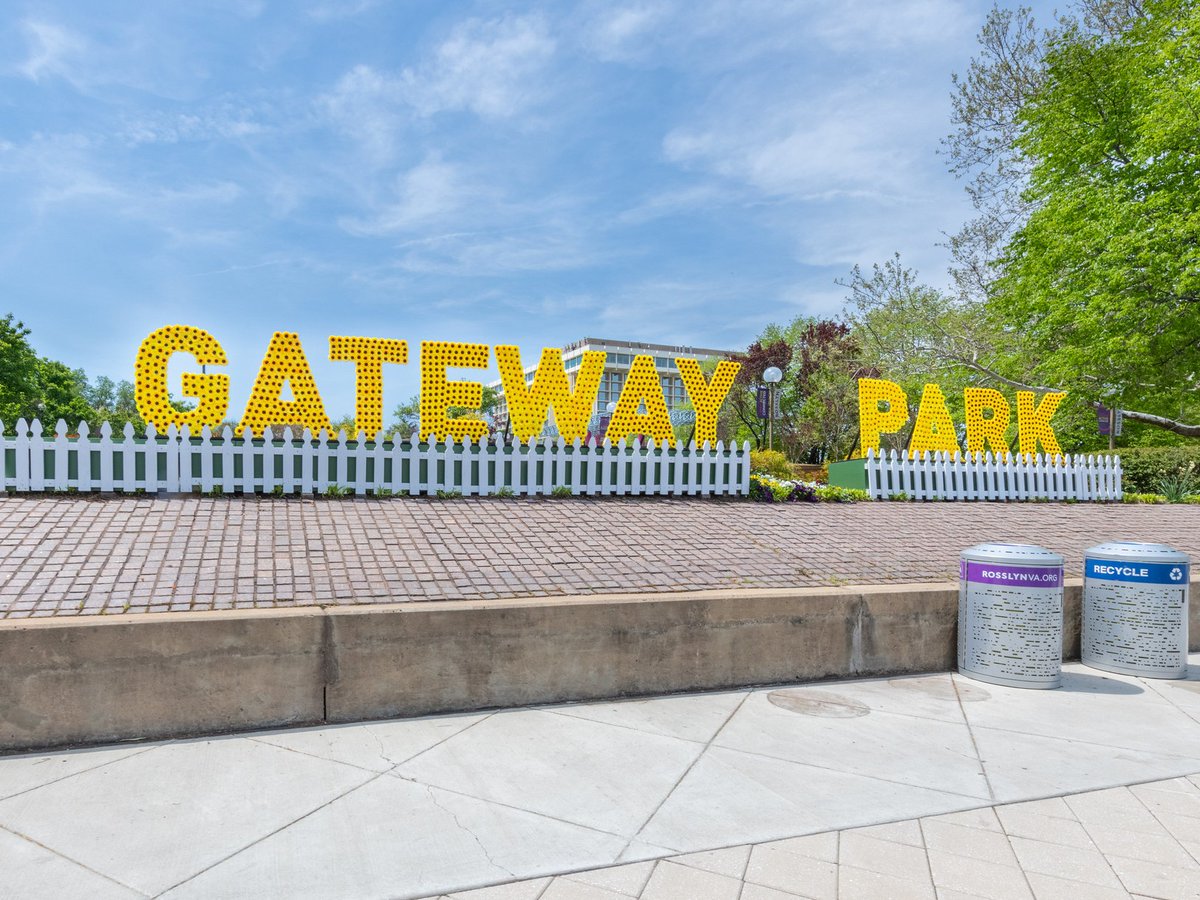 RosslynVA's tweet photo. π Have you noticed our Big Blooms around the neighborhood? Share a picture of them with hashtag #RosslynRefresh for a chance at a $50 restaurant gift card! There will be a new winner every week through May 22: https://t.co/8kGYzx3dhb https://t.co/YkGVvJZ2AP