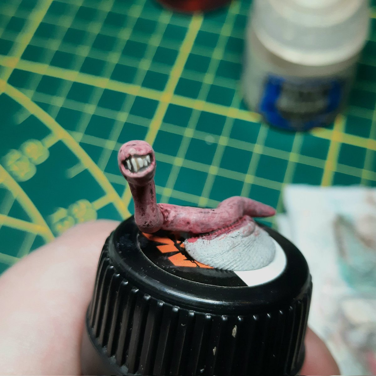 Warped_Paint's tweet photo. Midnight painting a small creepy  creature (Sewage Worm?) for the #necromunda "Clock Box".

#WarhammerCommunity #warhammer #PaintingWarhammer #Inq28 #warhammer40k #Warmongers #grilletbox https://t.co/y8kKXARGkH