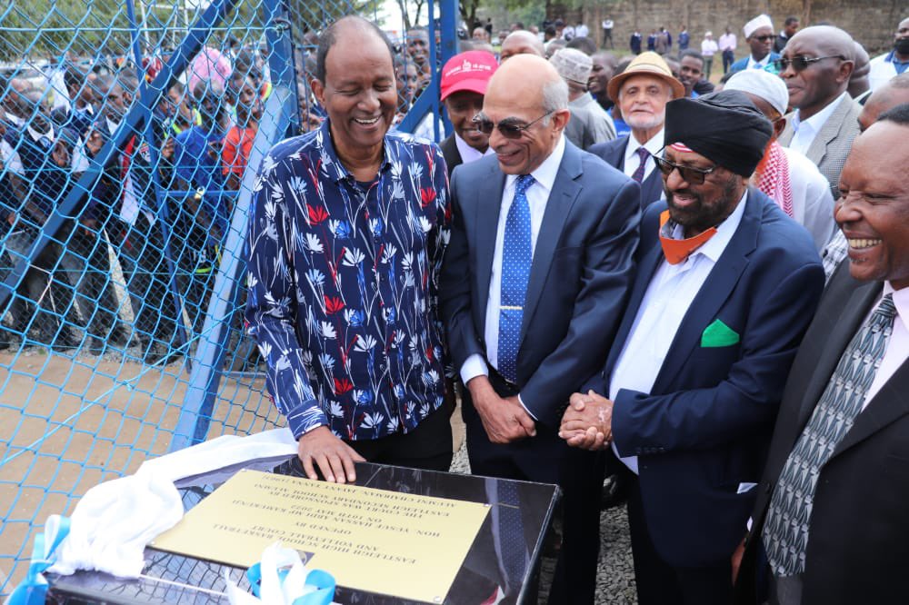 MPyusufhassan's tweet photo. I opened a beautiful badminton, volley ball &amp; basketball court at the Eastleigh High School funded by the school’s alumni. I also welcomed the chair of the alumni Jayant Tanna &amp; several other old boys of the school who had come from the UK &amp; thanked them for their support. https://t.co/Ga68dRv6g1