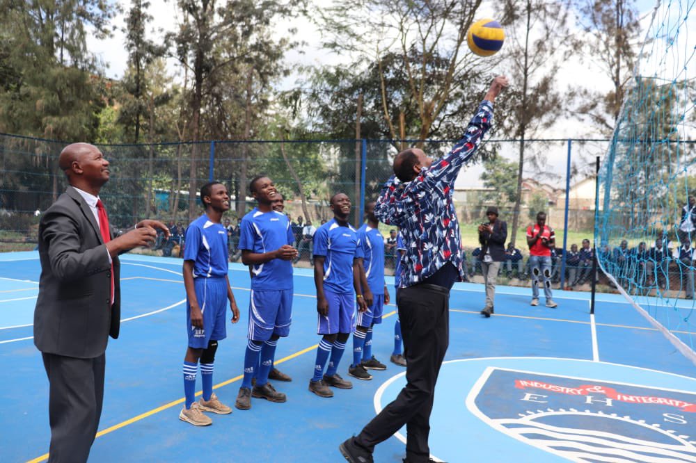 MPyusufhassan's tweet photo. I opened a beautiful badminton, volley ball &amp; basketball court at the Eastleigh High School funded by the school’s alumni. I also welcomed the chair of the alumni Jayant Tanna &amp; several other old boys of the school who had come from the UK &amp; thanked them for their support. https://t.co/Ga68dRv6g1