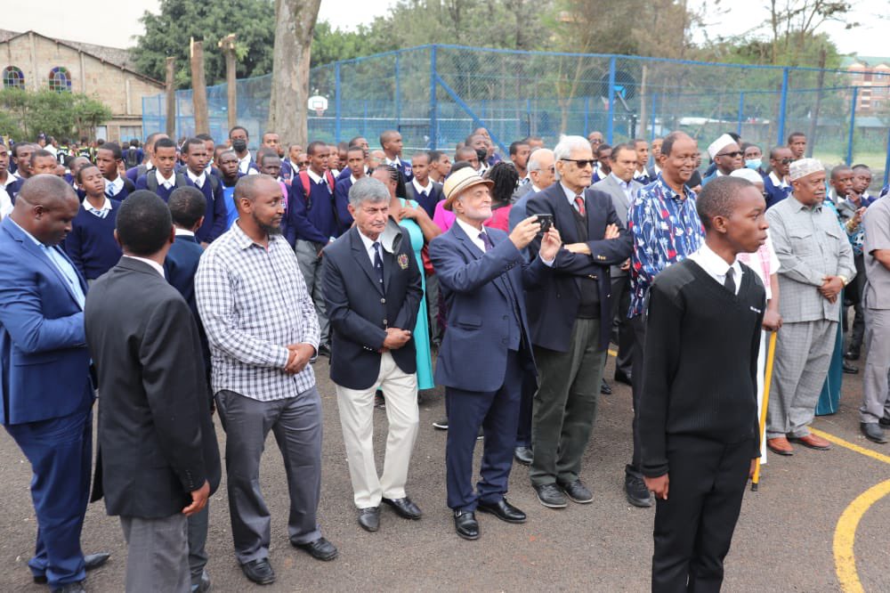 MPyusufhassan's tweet photo. I opened a beautiful badminton, volley ball &amp; basketball court at the Eastleigh High School funded by the school’s alumni. I also welcomed the chair of the alumni Jayant Tanna &amp; several other old boys of the school who had come from the UK &amp; thanked them for their support. https://t.co/Ga68dRv6g1