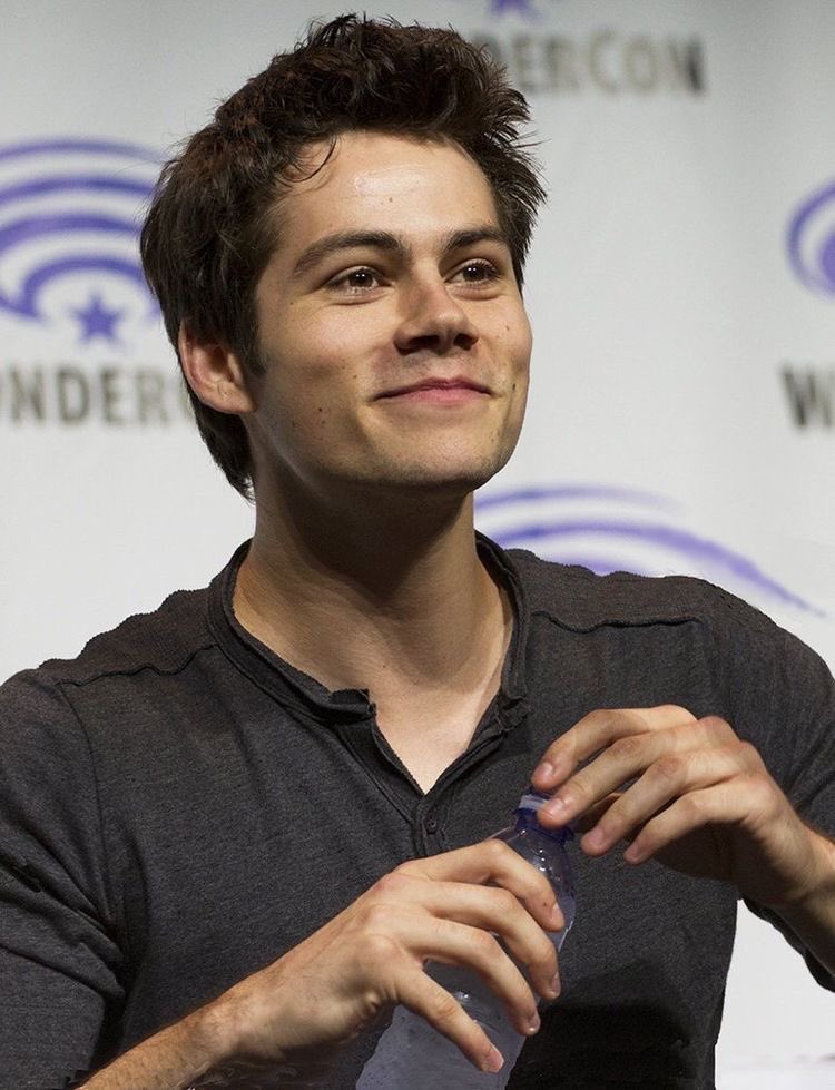 ersaztly's tweet photo. Dylan o’brien smiling everyone, this man has the perfect smile #DylanOBrien https://t.co/0PRTvPv3L0