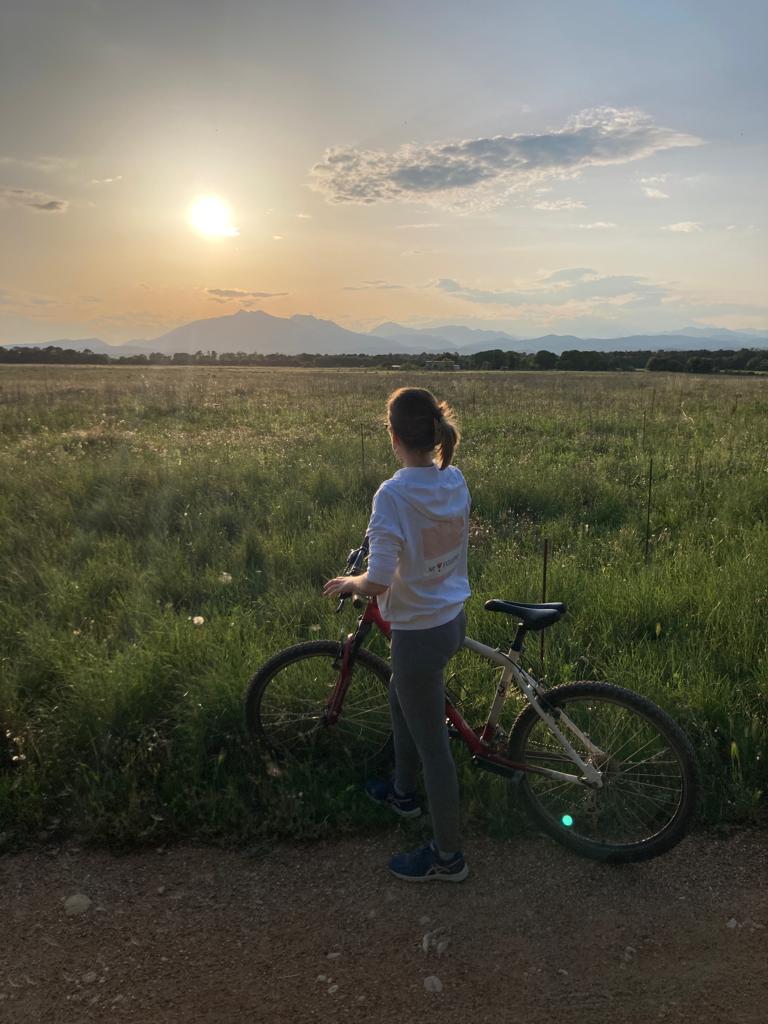 Montsecufiadro's tweet photo. 🌻BICIATS PER LA BICIART 〰️ Llibertat absoluta als pedals. Fendint l'aire de la solpostada.
📸 Esteve Bas
👀 https://t.co/No653BSpmv
#humanismedigital #girasoledicions #culturapositiva #laculturaesvida #bicicleta #Navata #Llado #segueixme #peratu #visibilitzam #apropteu #love https://t.co/dkxs30jxDM
