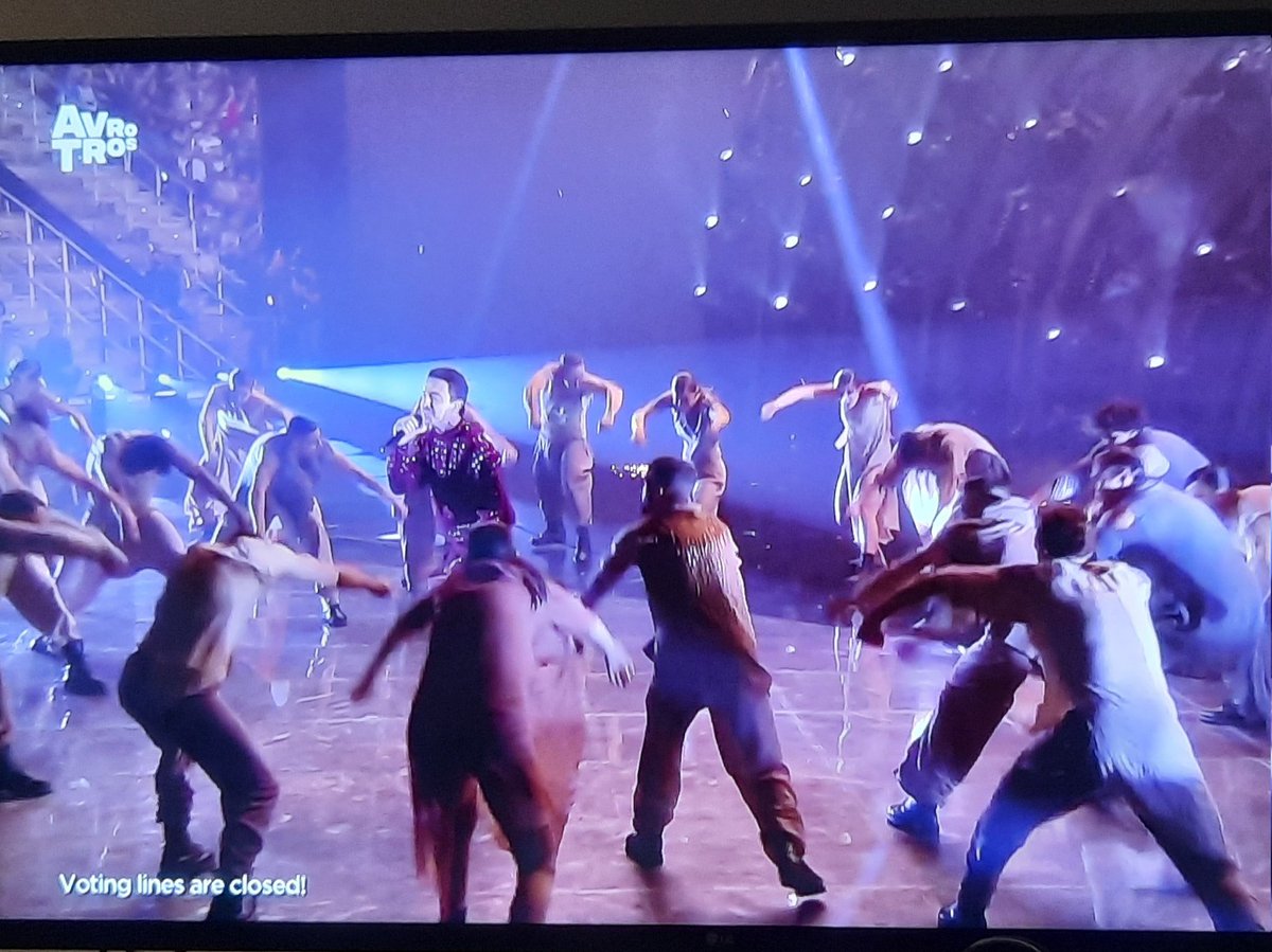 RickvWijk's tweet photo. Een groep wanneer iemand met de bittergarnituur binnen komt #Eurovision https://t.co/HEDAqnKDid