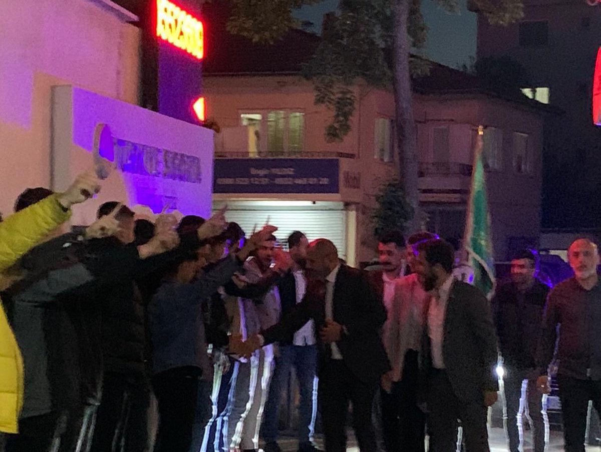 ALPEREN OCAKLARI DÜZCE İL BAŞKNALIĞINDA BAYRAK DEĞİŞİMİ!

Genel Başkanımız Av. Samet BAĞCI Beyefendinin takdirleriyle, Genel Başkan Yrd. Sn. Yusuf KARADEMİR tarafından Düzce İl Başkanlığına Sn. Abdülkadir ÇELİK atanmıştır. 

Hizmetlerinden ötürü Sn. Onur ÇETİN’e teşekkür ederiz.