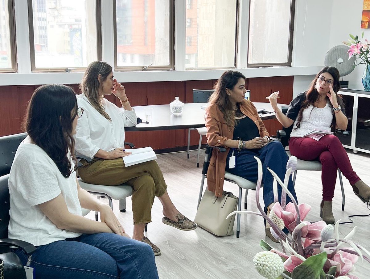 mariluzuluaga's tweet photo. Con la @FundacionWWBCol establecimos alianzas de trabajo conjunto, con el fin de llevar nuevas  experiencias educativas a los territorios, trabajaremos prevención de violencias basadas en género, educación financiera  y procesos de formación  a docentes orientadores. https://t.co/7sXWZ5M77H