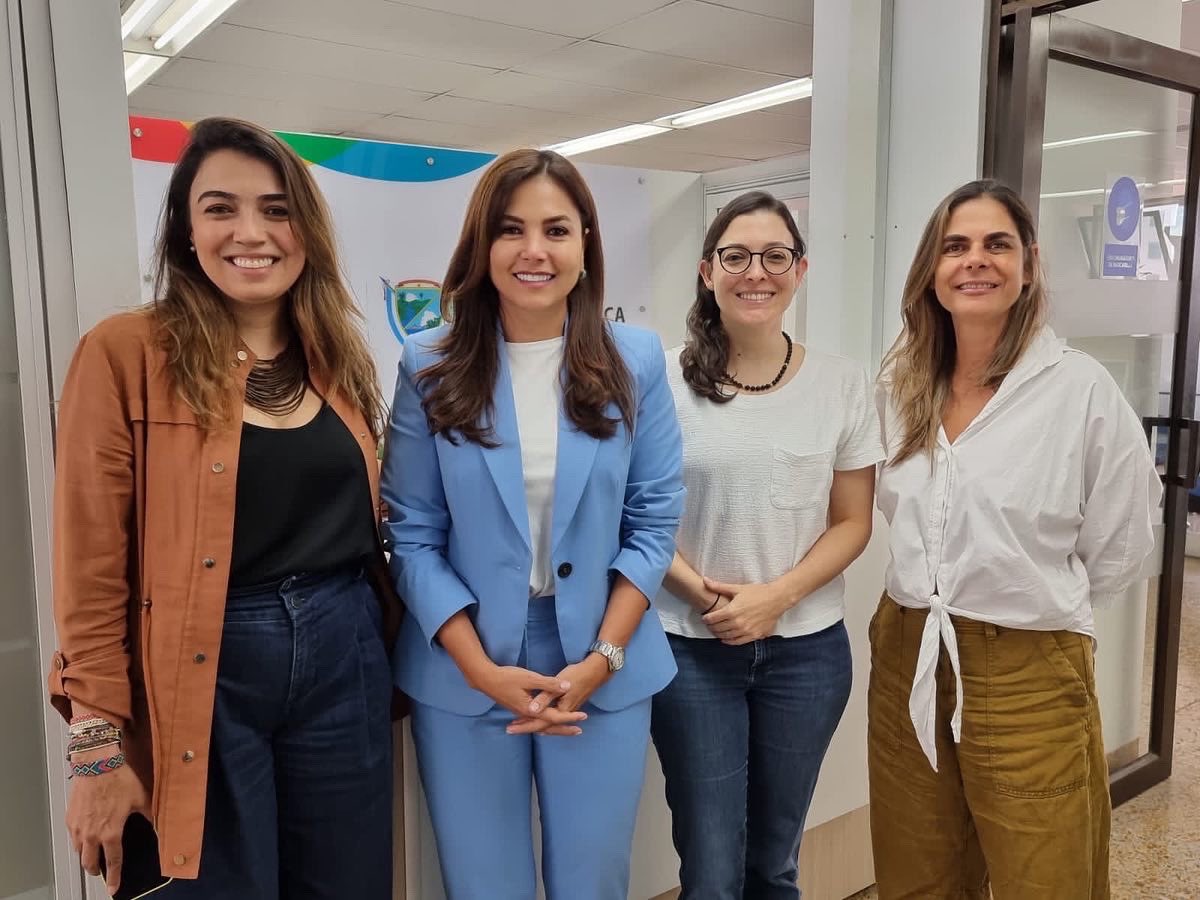 mariluzuluaga's tweet photo. Con la @FundacionWWBCol establecimos alianzas de trabajo conjunto, con el fin de llevar nuevas  experiencias educativas a los territorios, trabajaremos prevención de violencias basadas en género, educación financiera  y procesos de formación  a docentes orientadores. https://t.co/7sXWZ5M77H