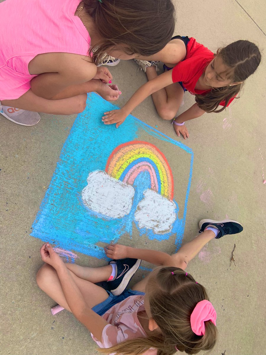 A little sidewalk chalk break! 🌈🎨💜 <a href="/hhehornets/">Hawthorn Hill Elementary</a> <a href="/HHE1stGrade/">Hawthorn Hill First Grade</a> <a href="/LSR7/">Lee's Summit R-7 Schools</a> @tshogg