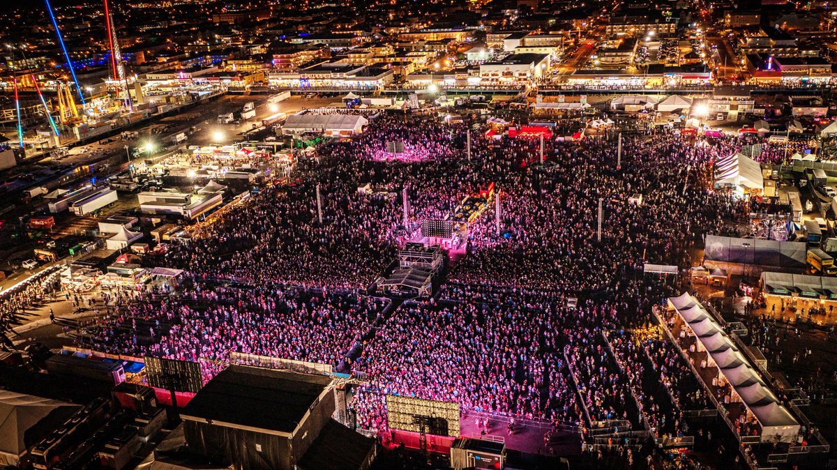 barefootcmf's tweet photo. A sea of the best fans in country music. 🙌❤️ https://t.co/INpJ2ts6pY