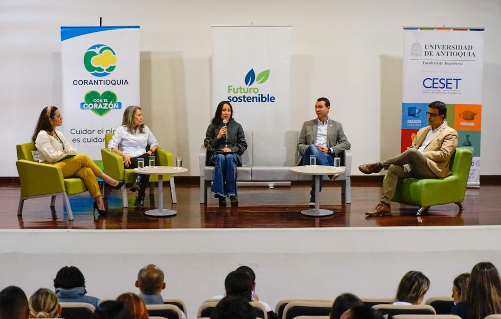 Areametropol's tweet photo. La gestión de residuos sólidos realizadas en convenio con @Corantioquia y @UdeA permitió el aprovechamiento de 6.950 toneladas de residuos orgánicos.

Conoce alguno de los logros: https://t.co/Xmz2sYWw67