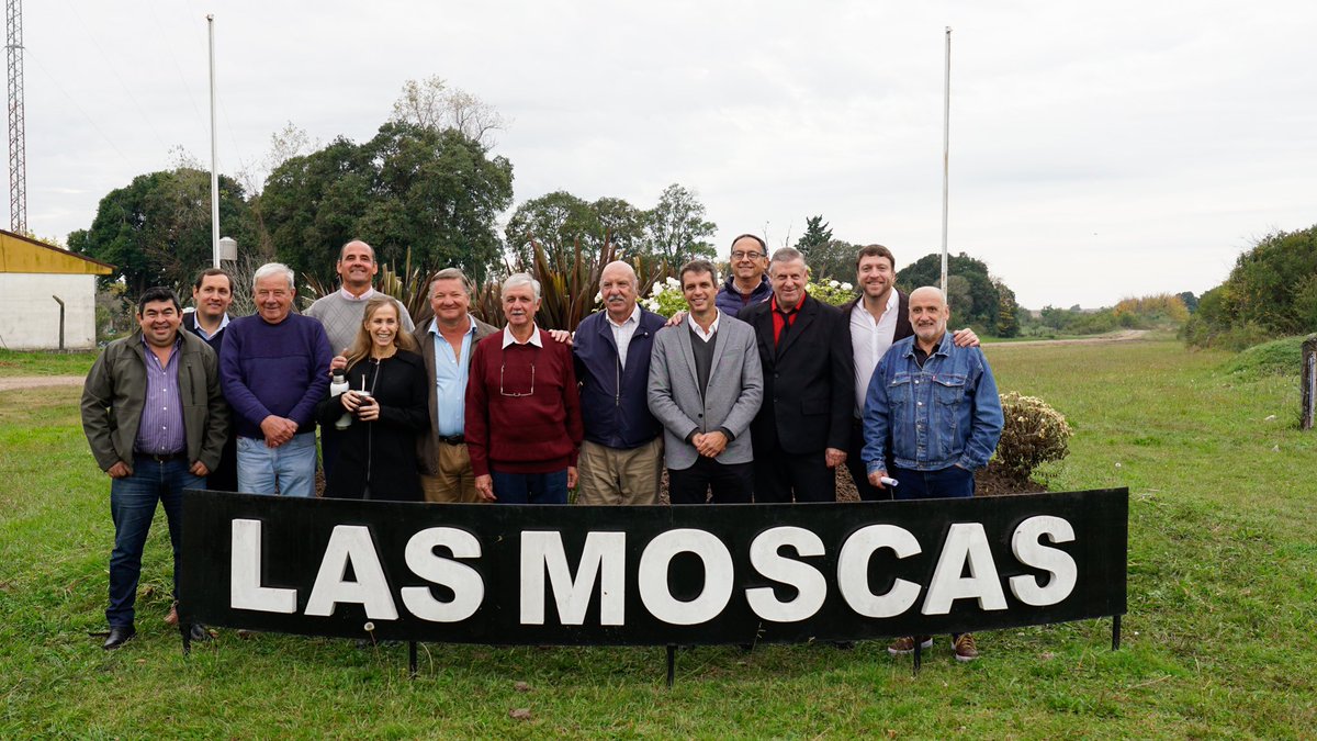 EnriqueCresto's tweet photo. Visitamos la comuna de #LasMoscas y firmamos convenios de obras para la localidad y para #Rocamora. Nos enorgullece acercar aquellas obras que miran al futuro y que las autoridades locales ven como prioritarias para sus comunidades. https://t.co/hBGcFa2Jx6