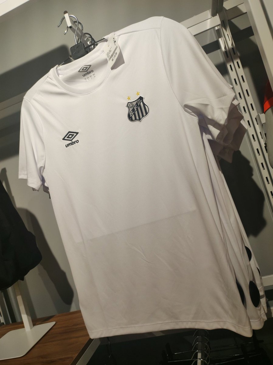siqueira1710's tweet photo. Para quem reclama que a camisa oficial é cara, essa linha popular é bem bonita, e custa 120. Ajudem o clube, não comprem produto pirata.@AlexFrutuoso @renanpas @SantosFC #SantosFC @edufutirinhas @VilaSantastica @faelgo @Undefeatteam @InformeSantista @RogerioPSousa @UmbroBrasil https://t.co/NjZCM7lXCI