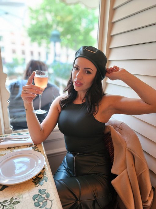 I'm on a 24 hour champagne diet 📍Paris, France https://t.co/z8b4DzG3dq<a href="/tag/tbt"class="tags"><span>#tbt</span></a>