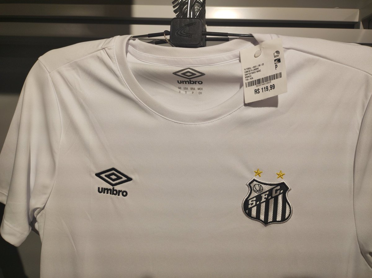 siqueira1710's tweet photo. Para quem reclama que a camisa oficial é cara, essa linha popular é bem bonita, e custa 120. Ajudem o clube, não comprem produto pirata.@AlexFrutuoso @renanpas @SantosFC #SantosFC @edufutirinhas @VilaSantastica @faelgo @Undefeatteam @InformeSantista @RogerioPSousa @UmbroBrasil https://t.co/NjZCM7lXCI