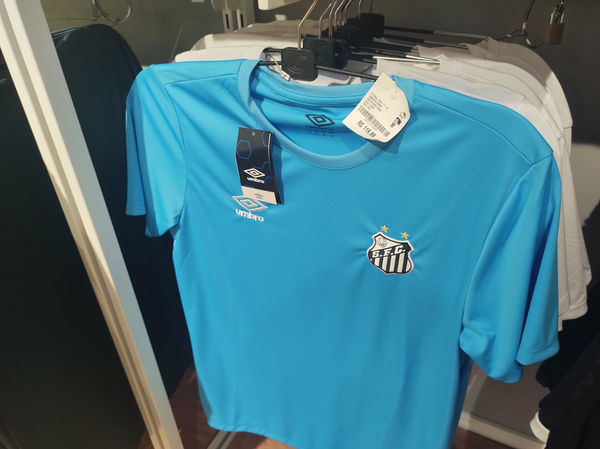 siqueira1710's tweet photo. Para quem reclama que a camisa oficial é cara, essa linha popular é bem bonita, e custa 120. Ajudem o clube, não comprem produto pirata.@AlexFrutuoso @renanpas @SantosFC #SantosFC @edufutirinhas @VilaSantastica @faelgo @Undefeatteam @InformeSantista @RogerioPSousa @UmbroBrasil https://t.co/NjZCM7lXCI