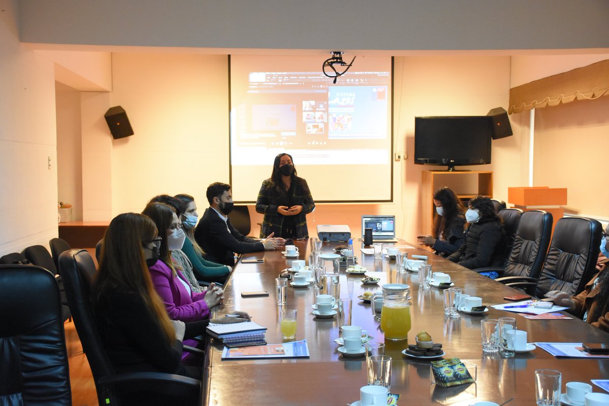 AntofagastaSpd's tweet photo. Hoy en la entrega semestral de los Resultados de Implementación del equipos Lazos #ProgramaLazos junto al Seremi de Justicia y DDHH Cristóbal Orellana @OrellanAntofa y Coordinadora Regional de la @SubPrevDelito Catalina Zuleta. Reconocimiento a la mejor Adherencia MTS Nacional https://t.co/8QiZuj3VyD
