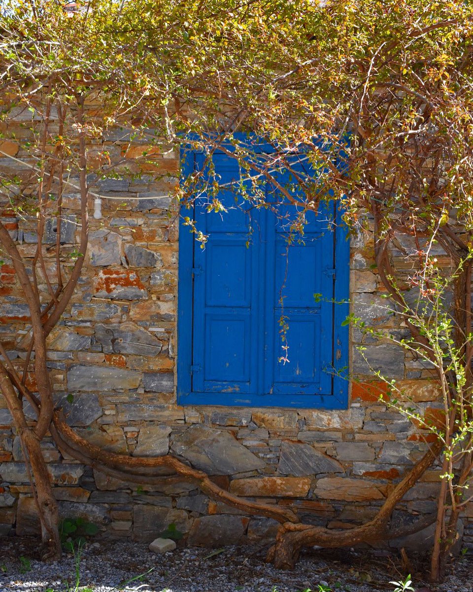 Sanki aşk hiç bilinmeyen bir lisanda...
İnsanın ne kadar güçlü ve umut dolu bir ruhu olsa da,ister istemez insana olan inancını yitirmeye başlayınca kalbine kilit vurmanın eşiğine geliyor...
<a href="/kalbinfisiltisi/">whisperofwordsandnature🍀</a> 
@whisperofwordsandnature 
🍀📚📝📸👣
#geceyebirsöz 
#travelphotography