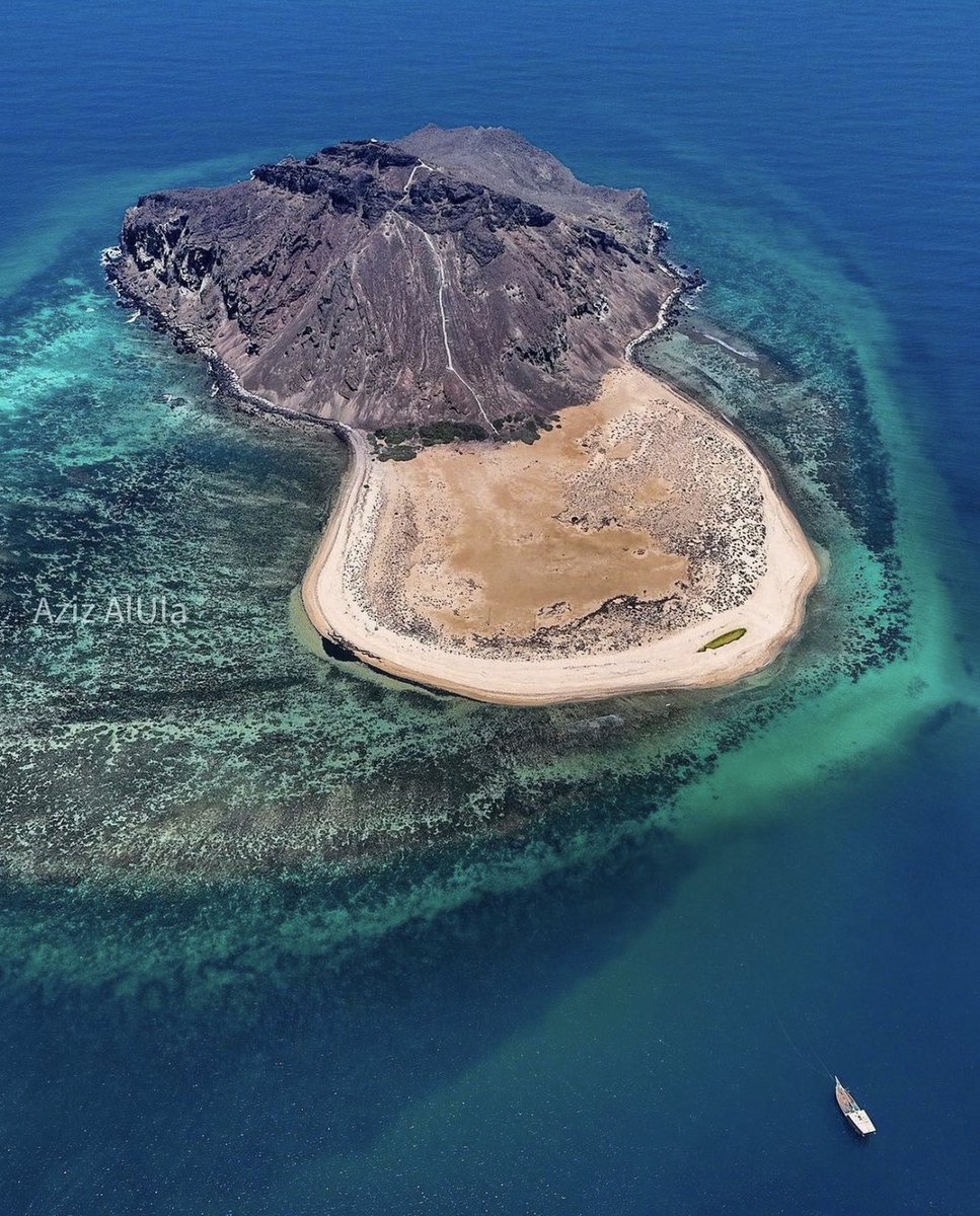 جزيرة جبل كُدُمبل:

هي جزيرة سعودية وهي إحدى الجزرالواقعة في البحر الأحمر وتتبع منطقة عسير اداريا جنوب غربي #السعودية