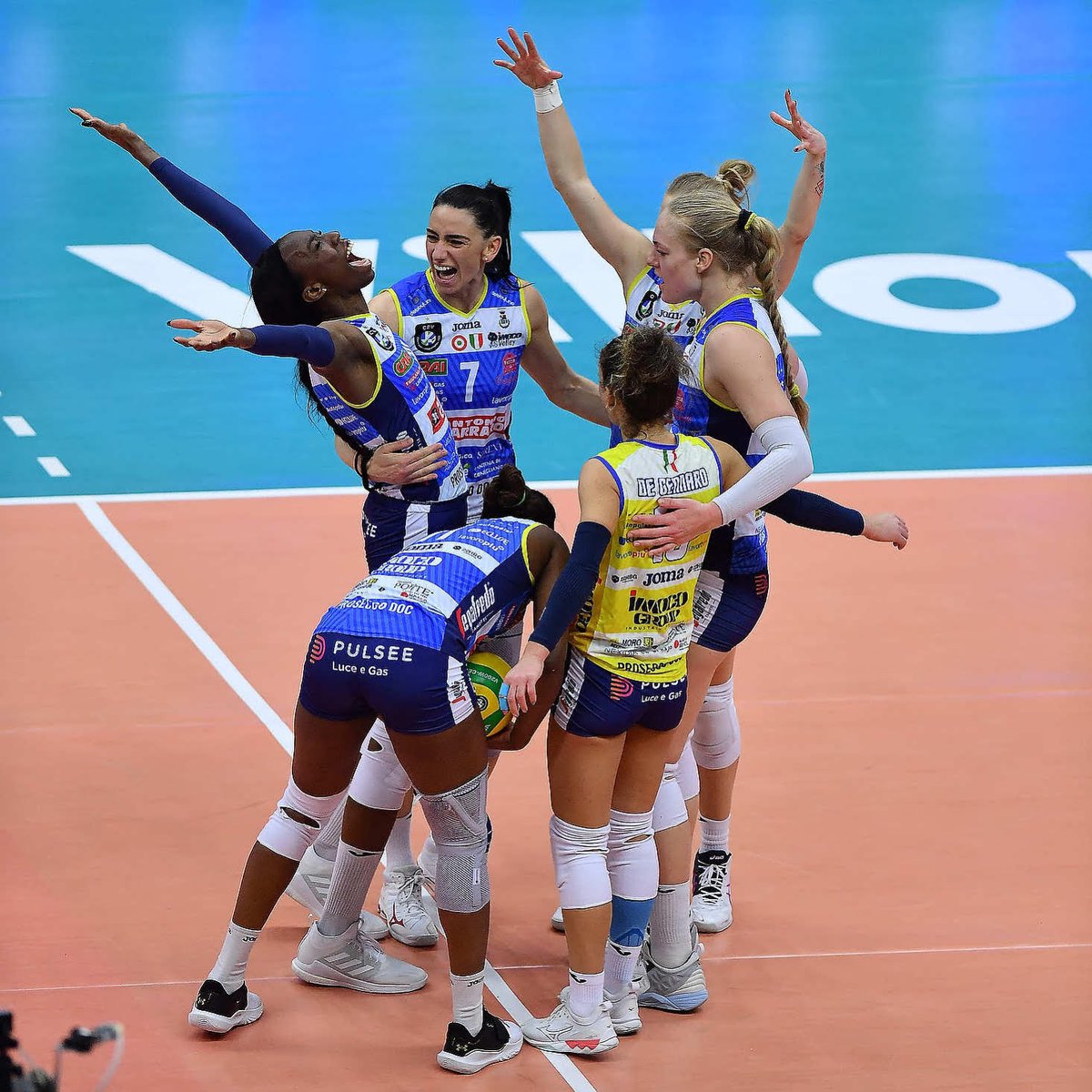 veneto_'s tweet photo. Complimenti al @ImocoVolley che batte la @VeroVolleyMonza e vincendo gara-4, chiude le finali playoff per 3-1, e vince il 5° Scudetto 🇮🇹 di pallavolo femminile.

Campionesse d'Italia!!! https://t.co/eYNkIpqPcY