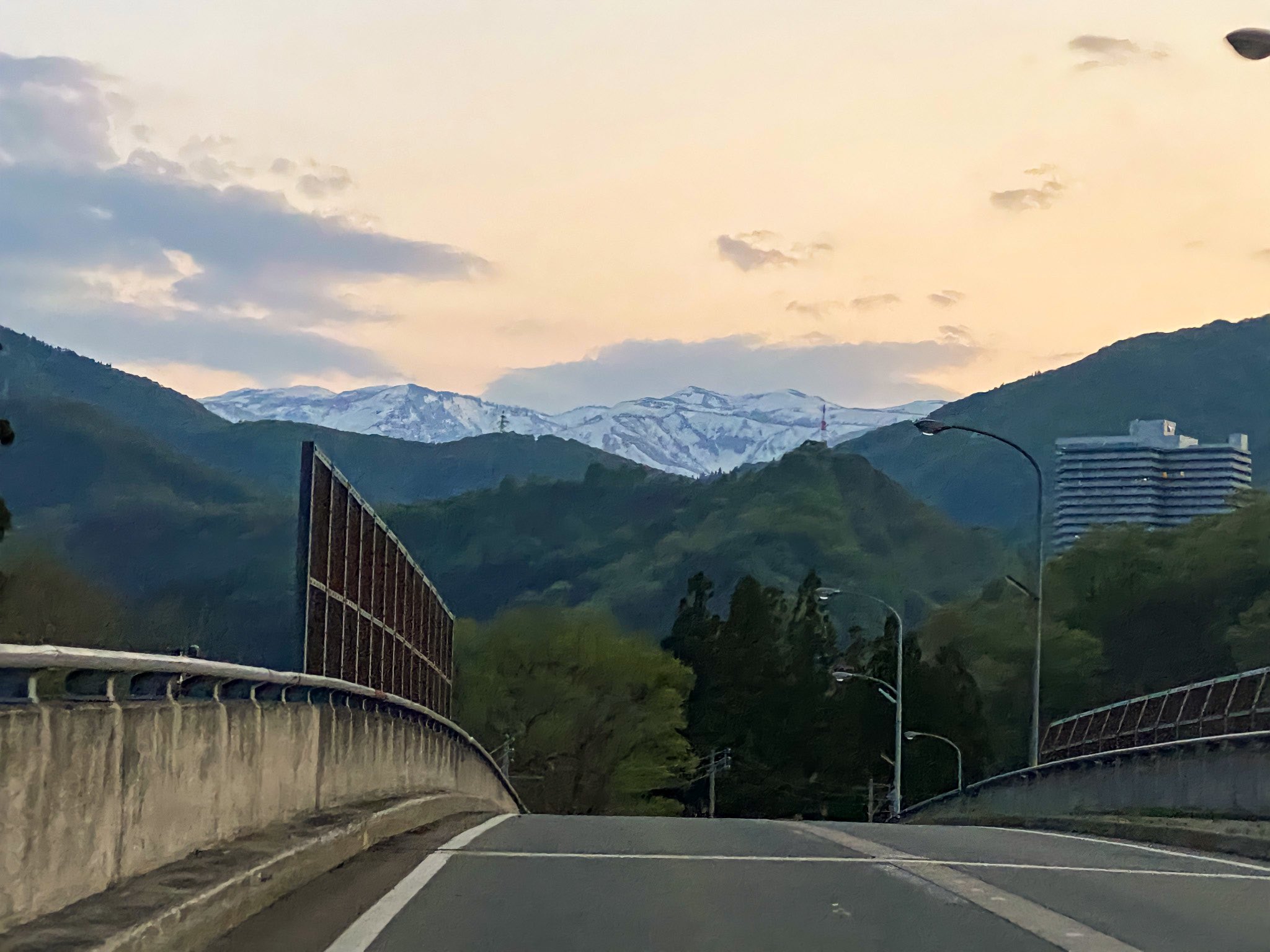 イッシーの写真垢 神楽ヶ峰と霧ノ塔 苗場山はもう少し左で見えないようだ 新潟県 湯沢町 ステラタワー神立 リゾートマンション 霧ノ塔 神楽ヶ峰 山 風景写真 写真好きな人と繋がりたい T Co Onw7s9i6zk Twitter