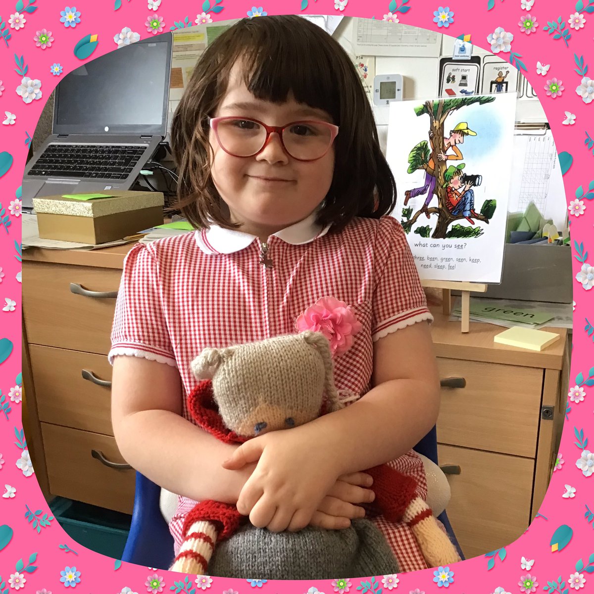 MsYellowleesEPS's tweet photo. Today this star told us all about her visit to the fire station. She would like to be a firefighter and even got to sit in a fire engine. We also loved her special, sparkly shoes! We think she is kind, good at painting and caring. 🌟 https://t.co/aio5VbEIEg
