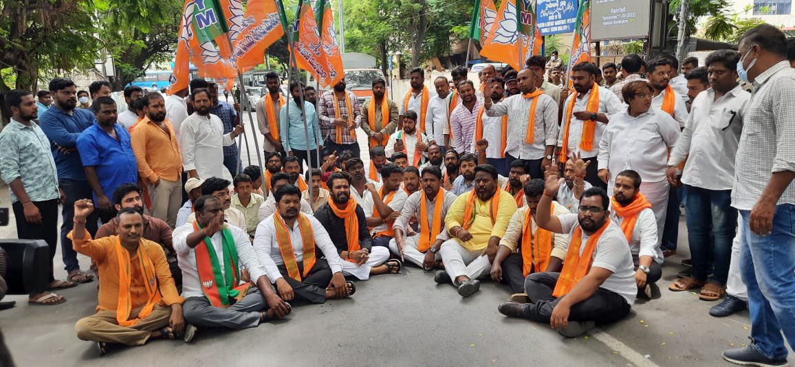 bjymmahankalid1's tweet photo. We demand State Govt to remove Urdu language from Group-1 exams in order to make it unbiased & provide equal opportunity for everyone! #jobs2022 #JobNotifications #jobnotification2022 #KCRFailedTelangana #kcrcheatstelangana #TRSHataoTelanganaBachao https://t.co/9akMuodAum